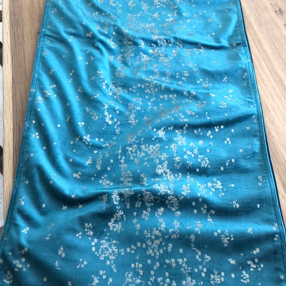 Jade colored table runner - Picture 2 of 4